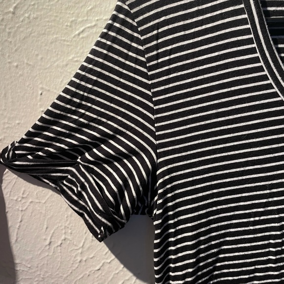 American Eagle Black and White striped V neck Tee - Picture 4 of 6